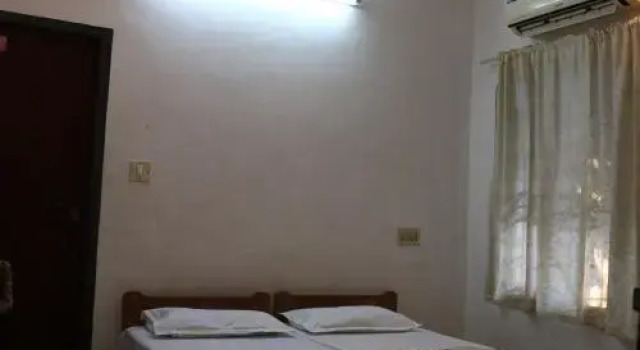 Little Flower Home Stay, Забронировать Отель Отели штата Кералы с парковкой, Парковка