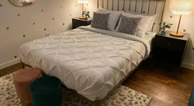 Gorgeous Studio in Beverly Boulevard! Sleeps 4!