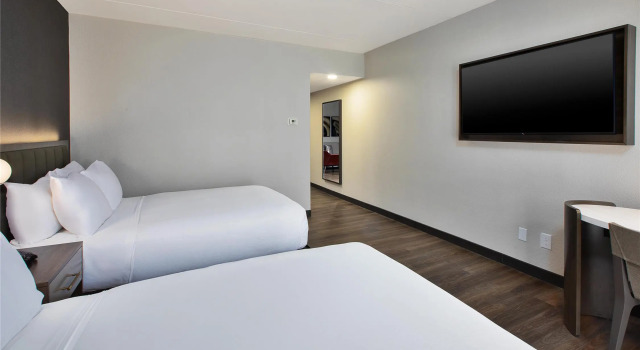 Четырёхместный полулюкс DoubleTree by Hilton Hotel Detroit Novi
