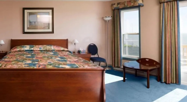 Люкс с видом на море Parkland Village Inn