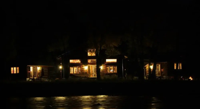 Riverside Meadows Cabins, Rezerwuj Dom wakacyjny Hotele w South Fork z parkingiem, Parking