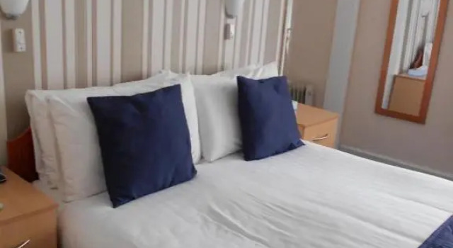 Четырёхместный номер Parkwood Hotel