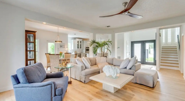 Luxe Gulf Breeze Home w/ Patios - 4 Mi to Beaches!, Забронировать Дом для отпуска Галф-Бриз Панхэндл Флорида