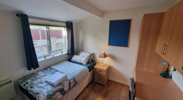 4 Bed 2 Bathroom House with Garden and Parking