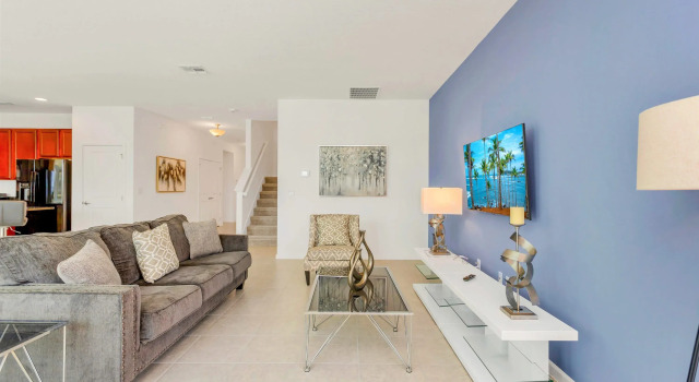 16 Guest Pool Home w Lake Facing Sundeck, Rezerwuj Pensjonat Hotele w Kissimmee z parkingiem, Parking