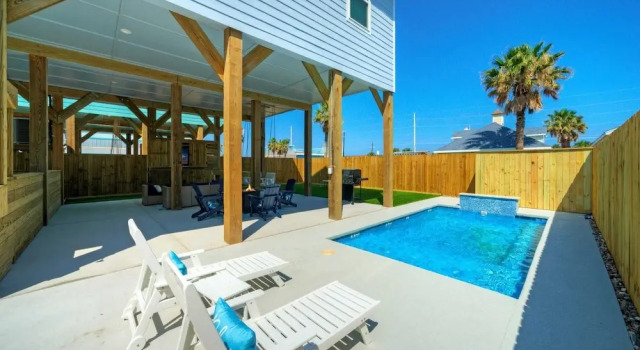 Коттедж Coastal Retreat w/ Pool, Firepit, BBQ & Outdoor TV Lounge Deja Blue by Avantstay