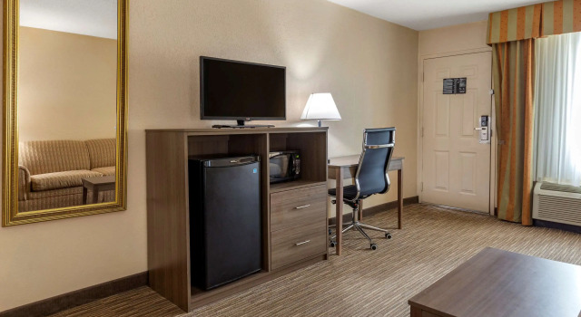 Четырёхместный люкс Quality Inn & Suites Hanes Mall