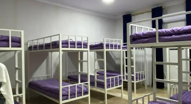 Кровать в общем номере (мужской номер) Hostel DANEXAN APA