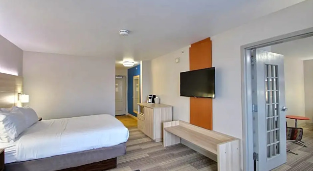 Sviitti Holiday Inn Express Hotel & Suites Milwaukee Airport by IHG