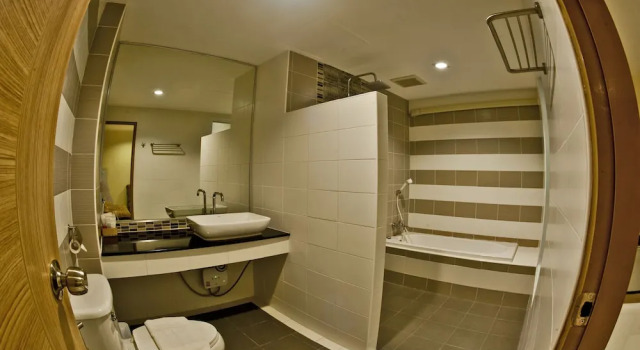 Четырёхместный номер Comfort с балконом OMG Hotel