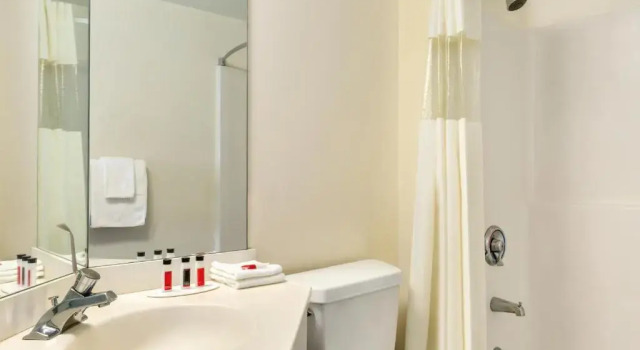 Люкс с 2 комнатами Travelodge by Wyndham Niagara Falls - New York