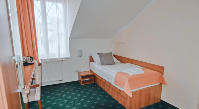 Hotel Grand, Забронировать Отель Отели Краловеградецкий края 4 звезды, рядом с White Lady on the castle Jindrichuv Hradec, 4*