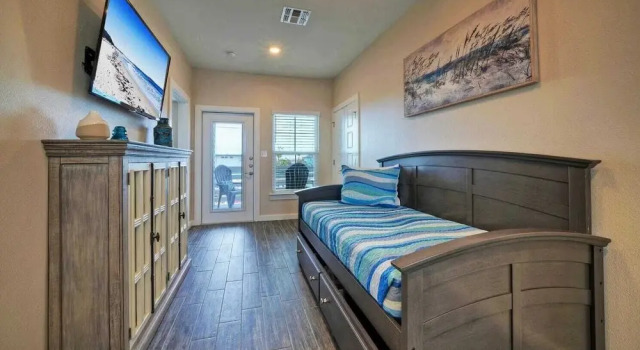 Sleeps 33! 4 Condos, Walk to the Beach, Resort-style Pool, Endless Summer Resort