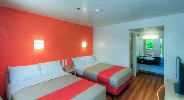 Четырёхместный номер Comfort Motel 6 Cleveland East - Macedonia