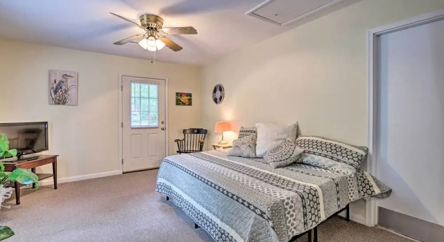 Апартаменты Cozy Studio With Yard, 6 Miles to Dwtn Beaufort!