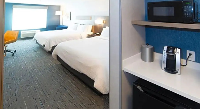 Четырёхместный люкс Holiday Inn Express and Suites Moose Jaw by IHG