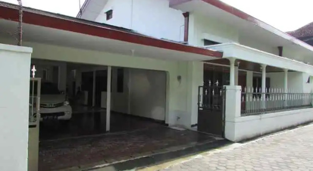 Guest House Griya Jambu 20, Book Pension Hoteller i Banguntapan med parkering, Parkering