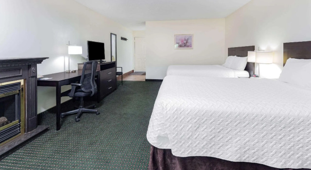 Четырёхместный номер Superior Travelodge by Wyndham Bracebridge