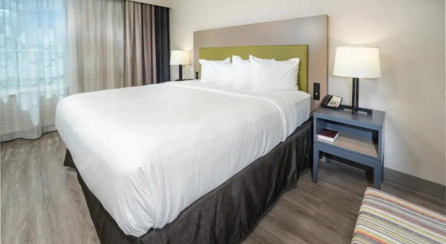 Двухместный люкс c 1 комнатой Country Inn & Suites by Radisson, Rocky Mount, NC