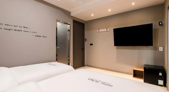 Трёхместный семейный люкс HOTEL Juno