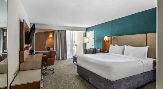 Двухместный номер Standard с балконом и с видом на бассейн Holiday Inn Oxnard - Ventura by IHG