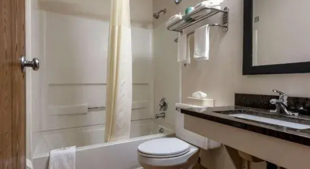 Люкс Quality Inn & Suites Warren