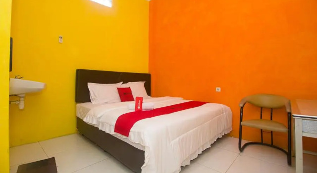 Standard room RedDoorz Syariah near Keraton Sumenep