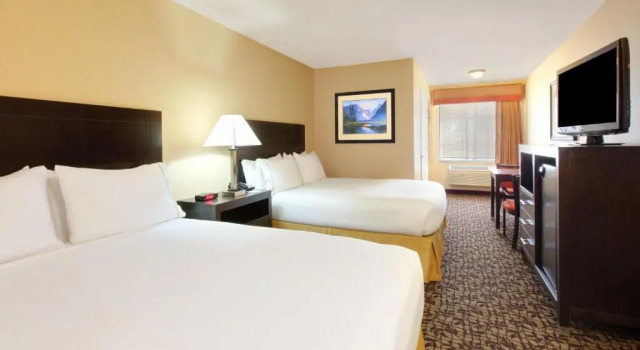 Четырёхместный номер Standard Holiday Inn Express Oakdale by IHG