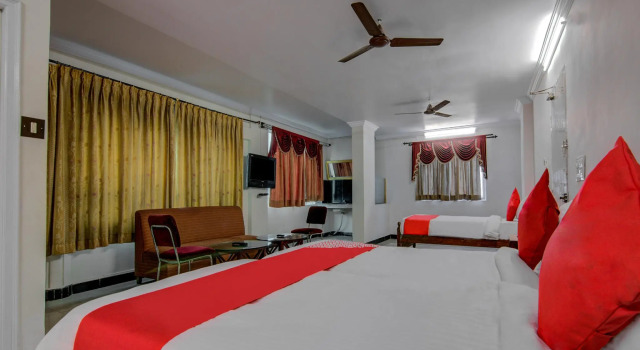 Collection O 14323 Anupama Hotel, Забронировать Отель Отели Вишакхапатнам с бассейном, рядом с Dondaparithy, Бассейн