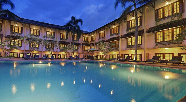 Кровать в общем номере Loman Park Hotel Yogyakarta