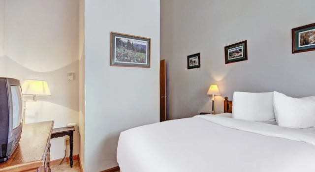 Номер Standard с 2 комнатами с балконом Front-row Access To Historic Breck 2br 1.5ba Sleeps 8 2 Bedroom Condo by RedAwning