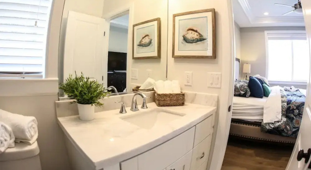 Fantastic 6 bedroom 4 bath Pool Home