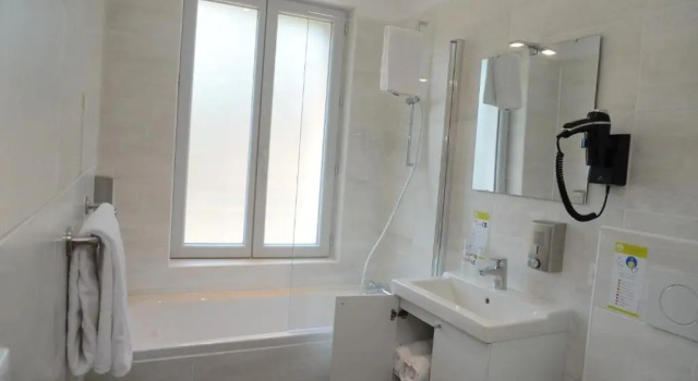 Номер Standard Logis Hotel Yseria - Historical Center