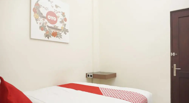 Номер Standard RedDoorz Syariah At Namira Hotel