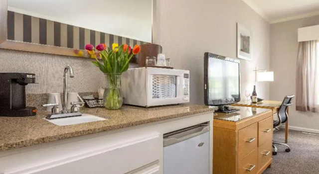 Четырёхместный номер Standard с балконом Best Western Plus Dixon Davis