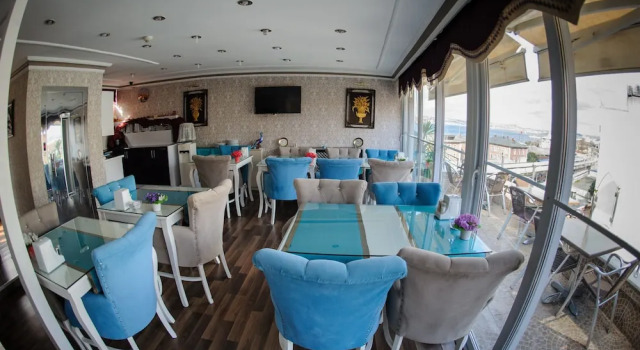 Отель Crowned Hotel