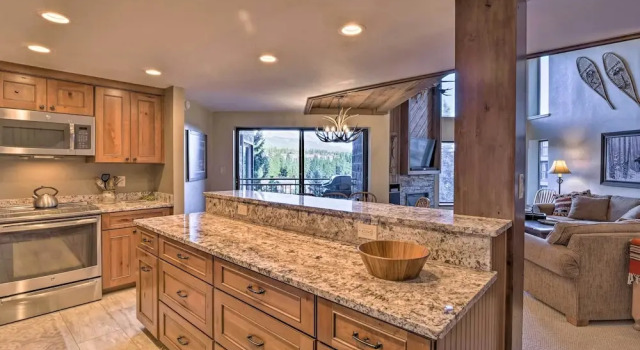 Апартаменты Walk to Ski Lift: Mtn-view Condo in Breckenridge