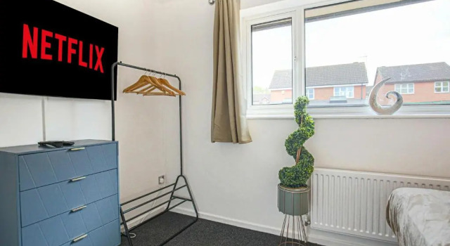 Коттедж Pannier House - Central MK - Free Parking, Garden, Smart TVs with Netflix by Yoko Property