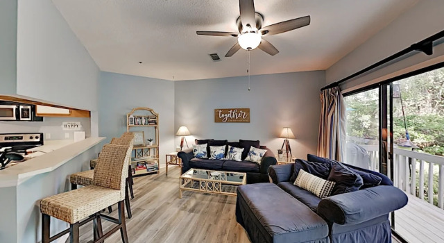 Ocean Breeze Villa, Pools & Tennis: Walk to Beach condo, Забронировать Дом для отпуска Коттеджи Южной Каролины, Коттедж