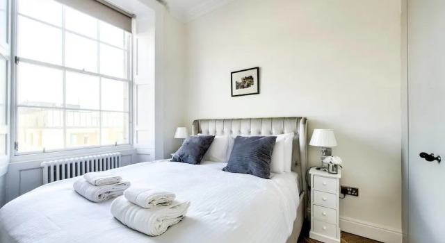 Modern Home 5 Minutes Walk From Princes Street, Забронировать Отель Бротон Эдинбург, рядом с Национальный музей Шотландии
