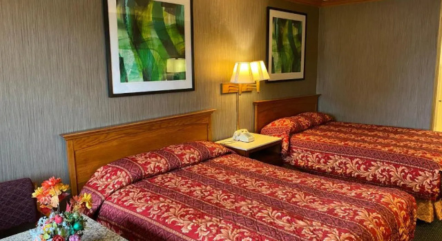 Номер Deluxe New Century Inn