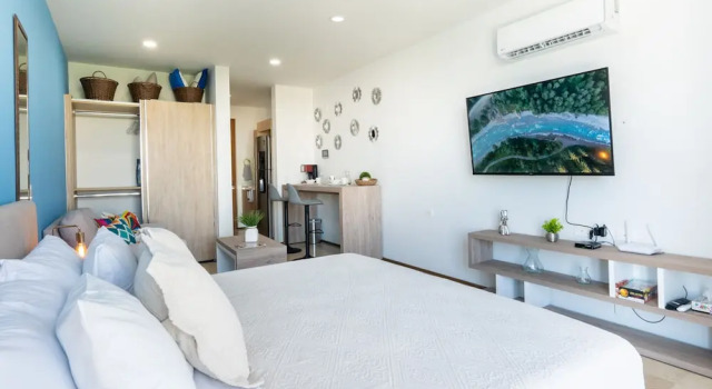 Номер Deluxe Oceanview Infinity Pool, Steps to 5th Ave & Beach