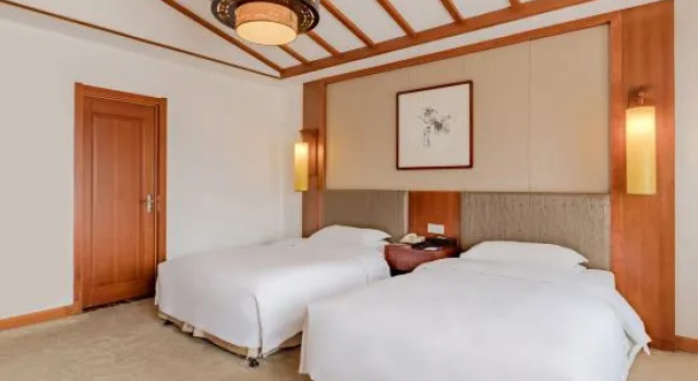 Номер Standard с видом на озеро Taohuatanpan Holiday Hotel