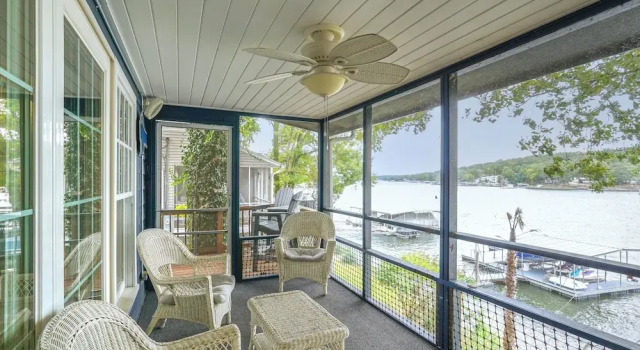 Коттедж Dock w/ Deck & Waterslide: Lake of the Ozarks Gem!