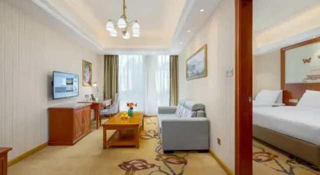 Трёхместный люкс Deluxe Vienna Hotel (Qingdao Hongdao Convention and Exhibition Center High Speed Rail Station Store)