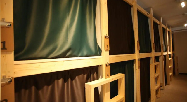 Кровать в общем номере Base Inn Tabata