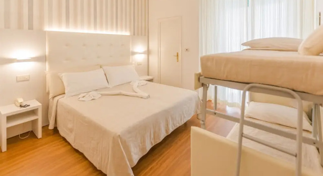Четырёхместный номер Comfort с балконом Hotel Bremen