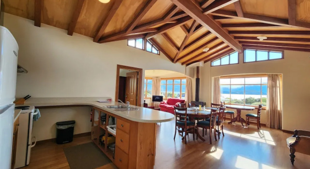 Номер Standard с 3 комнатами с балконом и с видом на озеро Manapouri Holiday Park