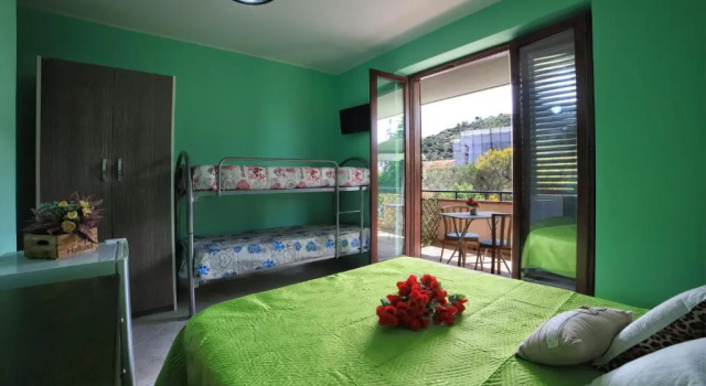 Четырёхместный номер Standard с балконом B&B PRINCESS ROOM