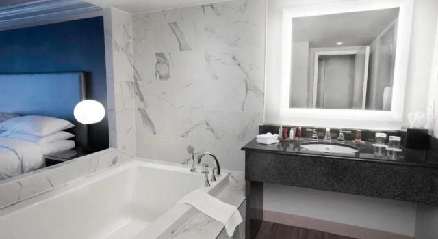 Двухместный номер Fallsview Premier Niagara Falls Marriott on the Falls